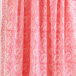Puede incluir: Tela rosa con un patr&oacute;n de paisley. La tela tiene un fondo blanco con dise&ntilde;os de paisley rosa y naranja.