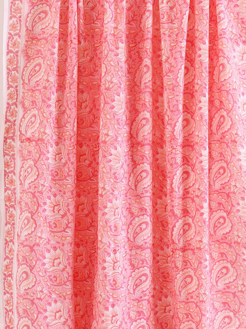 Puede incluir: Tela rosa con un patr&oacute;n de paisley. La tela tiene un fondo blanco con dise&ntilde;os de paisley rosa y naranja.