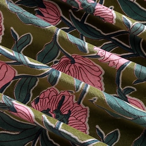 Pode incluir: Um tecido com um padr&atilde;o floral repetitivo com grandes flores cor-de-rosa e folhas verde-escuras sobre um fundo verde-azeitona. O design inclui contornos brancos finos &agrave; volta das p&eacute;talas e da folhagem, criando um aspeto texturado e em camadas.
