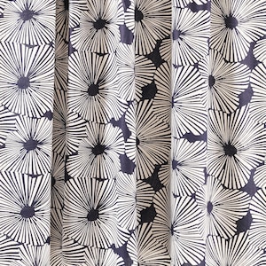 Zwarte stof met bloemenprint, bedrukte katoenen stof - Indiase stof - zachte katoenstof op maat gesneden voor jurk / kinderkamer / quilten / knutselen