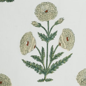 Op de afbeelding: Een witte achtergrond met een bloemenpatroon. Het patroon heeft een cluster van drie witte bloemen met rode centra en groene bladeren. De bloemen zijn symmetrisch gerangschikt.