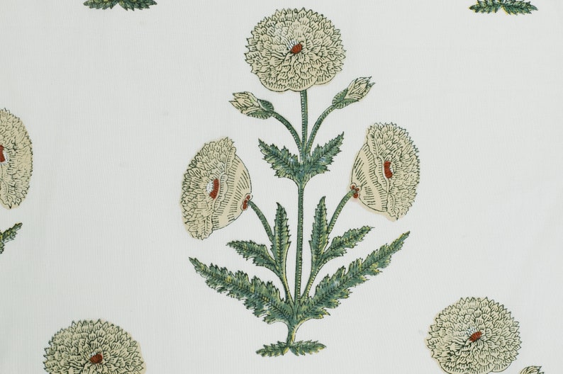 Op de afbeelding: Een witte achtergrond met een bloemenpatroon. Het patroon heeft een cluster van drie witte bloemen met rode centra en groene bladeren. De bloemen zijn symmetrisch gerangschikt.