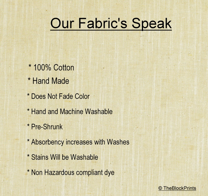 Op de afbeelding: Een tekstafbeelding die de eigenschappen van een stof beschrijft. De tekst luidt: "Our Fabric's Speak * 100% Cotton * Hand Made * Does Not Fade Color * Hand and Machine Washable * Pre-Shrunk * Absorbency increases with Washes * Stains Will be Washable * Non Hazardous compliant dye TheBlockPrints"