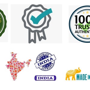 Op de afbeelding: Een verzameling badges en stempels met betrekking tot ethische sourcing, authenticiteit en handgemaakte producten uit India. De badges tonen een groene boom, een vinkje en de tekst "100% Trusted Authenticity". De stempels tonen een kaart van India, een olifant en de tekst "Handmade India" en "Made in India".