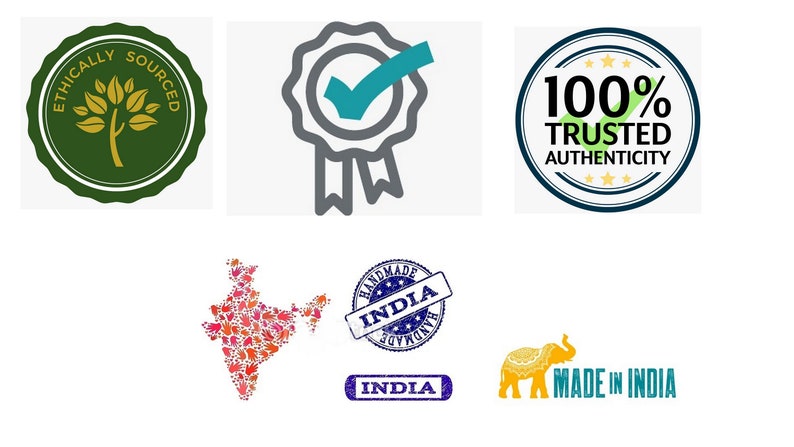 Op de afbeelding: Een verzameling badges en stempels met betrekking tot ethische sourcing, authenticiteit en handgemaakte producten uit India. De badges tonen een groene boom, een vinkje en de tekst "100% Trusted Authenticity". De stempels tonen een kaart van India, een olifant en de tekst "Handmade India" en "Made in India".