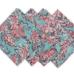Op de afbeelding: Set van vier tealblauwe katoenen servetten met een roze en witte bloemenprint.