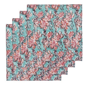 Op de afbeelding: Set van vier tealblauwe katoenen servetten met een roze bloemenprint.