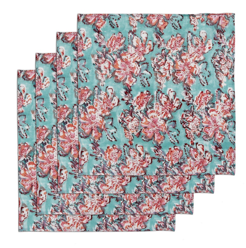 Op de afbeelding: Set van vier tealblauwe katoenen servetten met een roze bloemenprint.