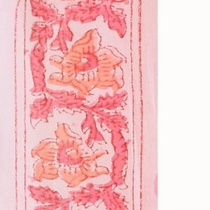Puede incluir: Tela rosa con un dise&ntilde;o de borde floral. El borde tiene 1,5 pulgadas de ancho y presenta flores rosas y naranjas con hojas verdes.