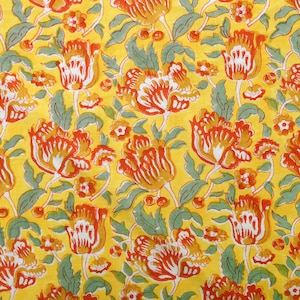 Puede incluir: Una tela amarilla con un patr&oacute;n repetitivo de dise&ntilde;os florales rojos, naranjas y verdes.
