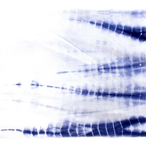 Peut inclure: Tissu blanc avec un motif tie-dye bleu. Le tissu a un sch&eacute;ma de couleurs bleu clair et blanc avec un aspect subtil et d&eacute;lav&eacute;.