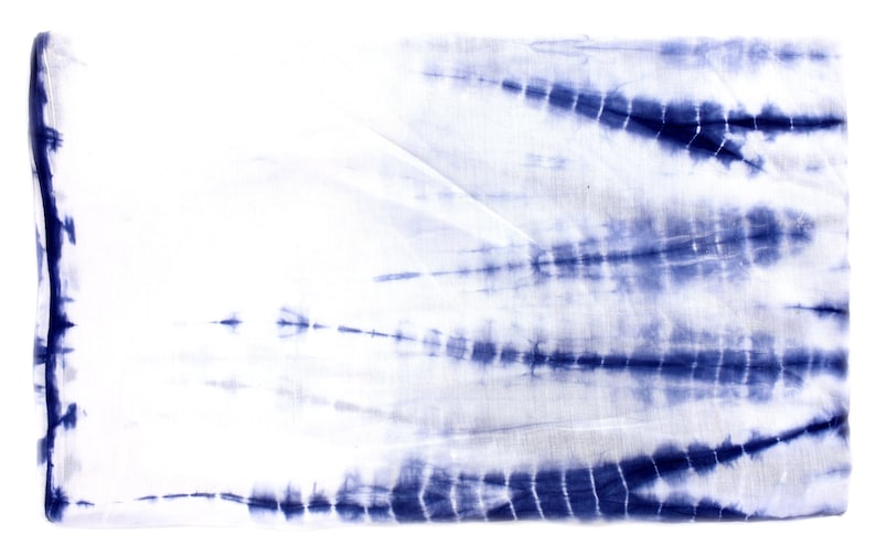 Peut inclure: Tissu blanc avec un motif tie-dye bleu. Le tissu a un sch&eacute;ma de couleurs bleu clair et blanc avec un aspect subtil et d&eacute;lav&eacute;.