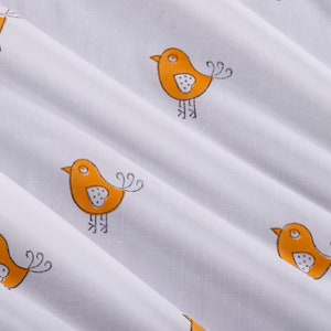 Pu&ograve; includere: Tessuto bianco con un motivo ripetuto di uccelli arancioni. Gli uccelli sono disegni semplici e cartoon con contorni neri.
