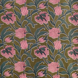 Pode incluir: Um tecido com um padr&atilde;o floral repetitivo de tulipas cor-de-rosa com folhas e caules verde-escuros sobre um fundo verde-azeitona. O design consiste em flores e folhagens estilizadas dispostas num motivo bot&acirc;nico fluido e cont&iacute;nuo.