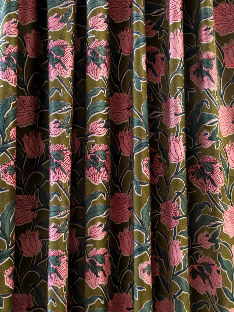 Pode incluir: Uma cortina de tecido com um padr&atilde;o floral repetitivo de tulipas cor-de-rosa com folhas e caules verde-escuros sobre um fundo verde-azeitona profundo. O material tem uma textura macia semelhante a veludo com pregas verticais que criam profundidade.