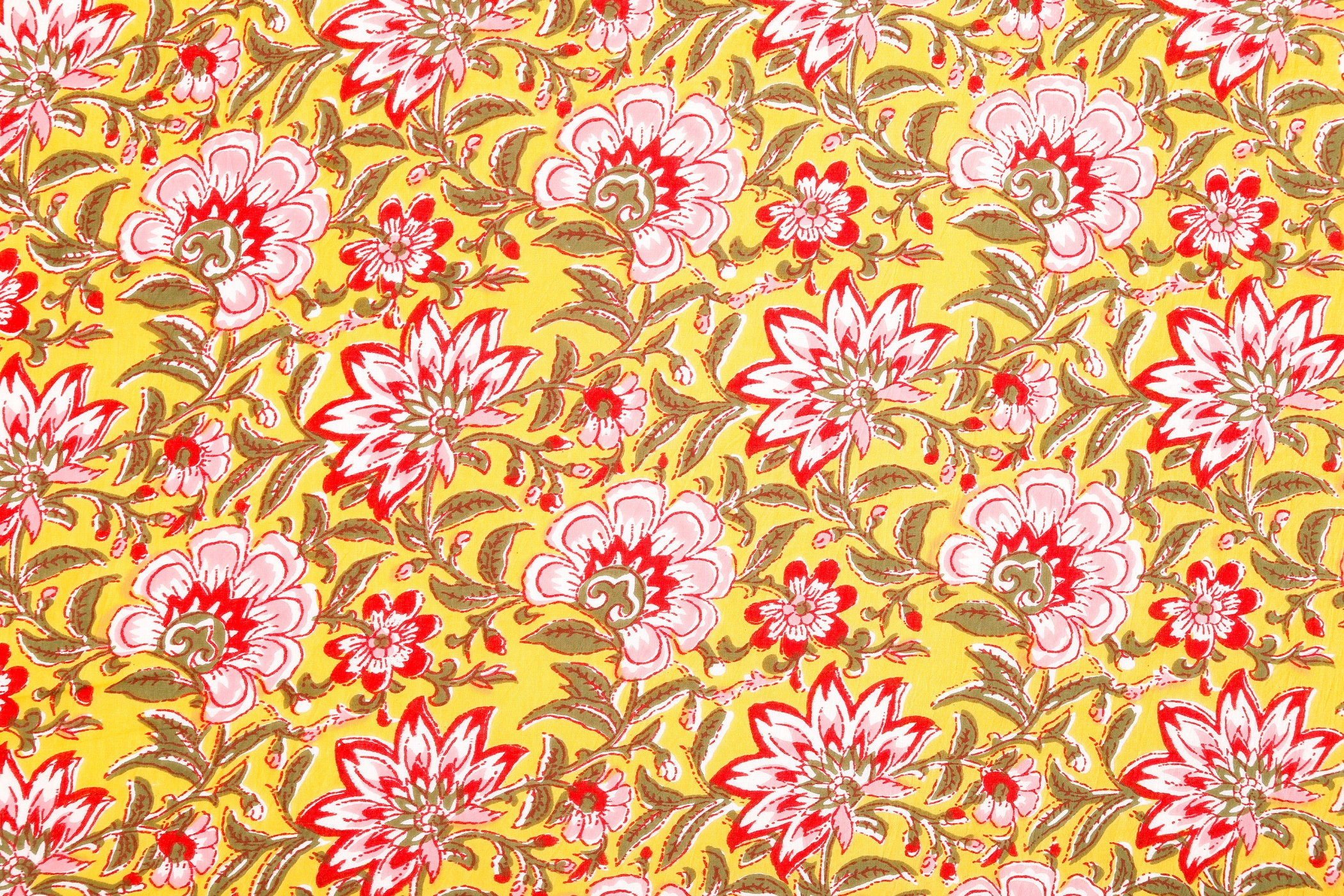 gelb-ocker Moderner Blumenstoff, weicher Baumwollstoff, Nähmotivstoff, Blumensiebdruck, Blumensiebdruck von Indian Fabrics Meterware