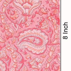 Puede incluir: Tela rosa con un patr&oacute;n floral. El patr&oacute;n es un dise&ntilde;o paisley con flores rosas y blancas. La tela mide 5 pulgadas de ancho y 8 pulgadas de largo. Tama&ntilde;o del patr&oacute;n.