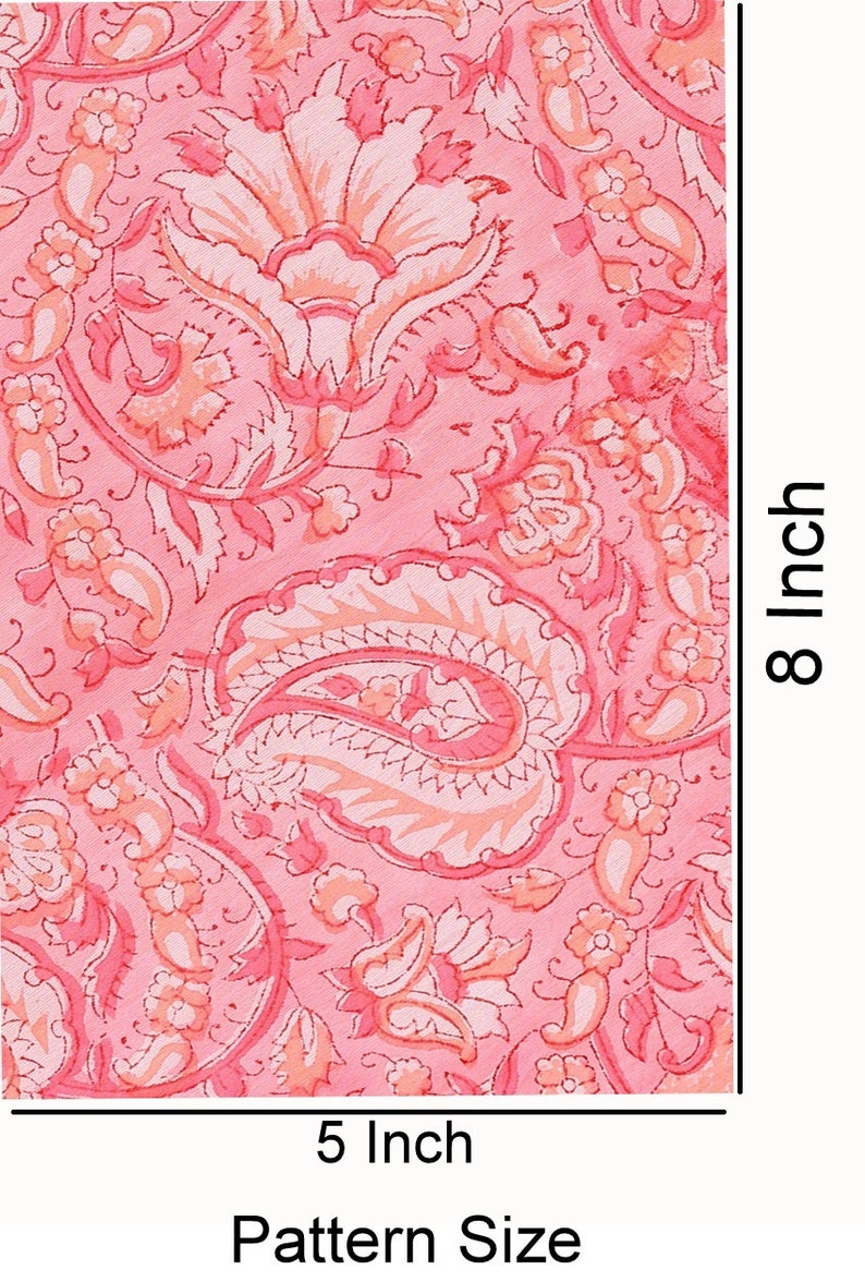 Puede incluir: Tela rosa con un patr&oacute;n floral. El patr&oacute;n es un dise&ntilde;o paisley con flores rosas y blancas. La tela mide 5 pulgadas de ancho y 8 pulgadas de largo. Tama&ntilde;o del patr&oacute;n.