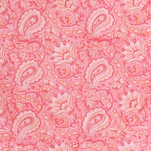 Puede incluir: Una tela rosa con un patr&oacute;n repetido de dise&ntilde;os paisley y florales blancos.