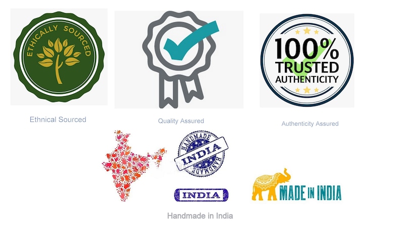 Op de afbeelding: Een set van negen badges en stempels met verschillende ontwerpen en tekst, waaronder "Ethically Sourced", "Quality Assured", "100% Trusted Authenticity", "Handmade India" en "Made in India".