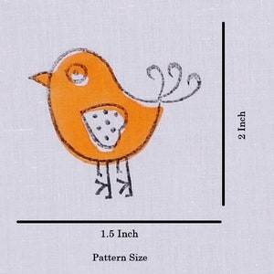Pu&ograve; includere: Un semplice uccello arancione con contorni neri e un motivo a pois bianchi sul petto. L'uccello &egrave; largo 1,5 pollici e alto 2 pollici.