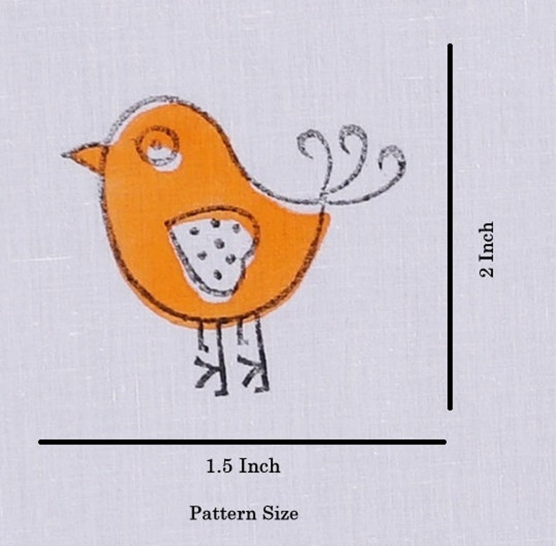Pu&ograve; includere: Un semplice uccello arancione con contorni neri e un motivo a pois bianchi sul petto. L'uccello &egrave; largo 1,5 pollici e alto 2 pollici.