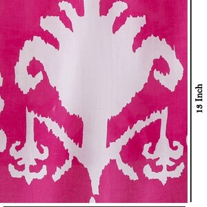 Op de afbeelding: Een roze stof met een wit, abstract, bloemmotief. Het patroon is 9,5 inch breed en 13 inch hoog.