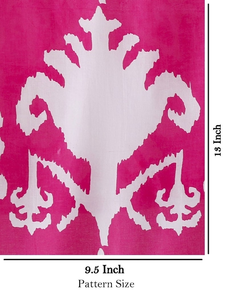 Op de afbeelding: Een roze stof met een wit, abstract, bloemmotief. Het patroon is 9,5 inch breed en 13 inch hoog.