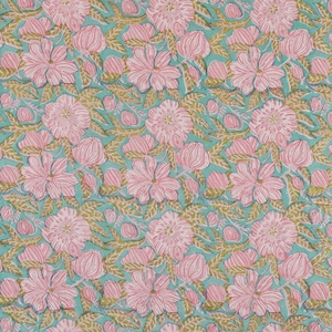 Könnte beinhalten: Ein Stoffmuster mit rosa Blüten und Knospen auf türkisfarbenem Hintergrund. Das Design beinhaltet grüne und goldfarbene Blätter und schafft einen detaillierten und lebendigen Stoff.