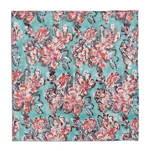 Op de afbeelding: Een tealblauwe stof met een bloemenpatroon in roze en witte tinten. De stof heeft een zachte, textuur en is perfect voor knutselprojecten.