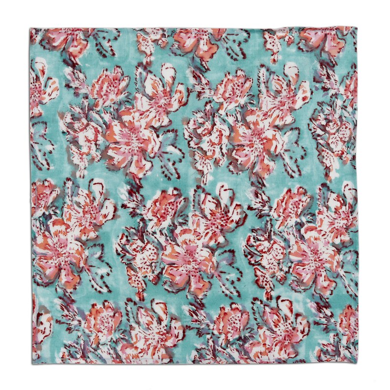 Op de afbeelding: Een tealblauwe stof met een bloemenpatroon in roze en witte tinten. De stof heeft een zachte, textuur en is perfect voor knutselprojecten.