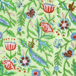 Puede incluir: Patr&oacute;n floral repetido sobre un fondo verde claro. El dise&ntilde;o presenta flores rojas, azules y marrones con hojas y vides verdes. El patr&oacute;n es detallado e intrincado, creando un dise&ntilde;o textil visualmente atractivo.