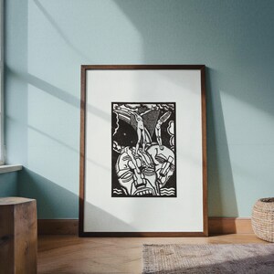 Peut inclure: Une impression encadrée en noir et blanc présentant une illustration abstraite. L'œuvre représente des personnages sur un grand visage, avec d'autres personnages et un arc-en-ciel en arrière-plan. Le cadre est de couleur marron foncé.