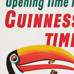 Puede incluir: Anuncio vintage de Guinness con un tuc&aacute;n con un pico amarillo y rojo, sosteniendo una botella de Guinness. El texto "Opening Time is Guinness Time" se muestra en rojo y verde sobre un fondo blanco.
