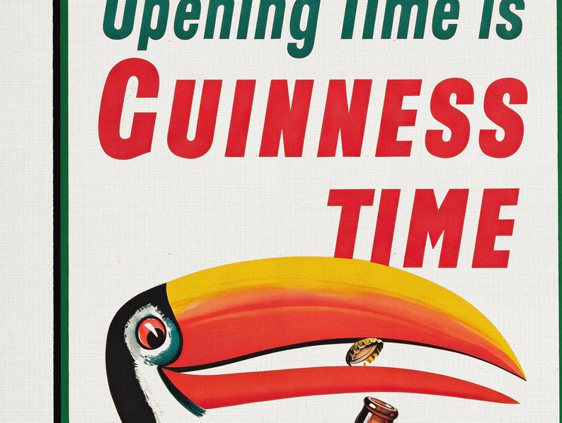 Puede incluir: Anuncio vintage de Guinness con un tuc&aacute;n con un pico amarillo y rojo, sosteniendo una botella de Guinness. El texto "Opening Time is Guinness Time" se muestra en rojo y verde sobre un fondo blanco.