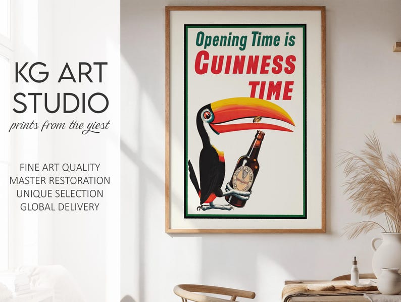 Puede incluir: Anuncio vintage de Guinness enmarcado, con un tuc&aacute;n sosteniendo una botella de Guinness. El p&oacute;ster tiene el texto "Opening Time is Guinness Time" en rojo y verde. La obra de arte est&aacute; en un marco de madera.