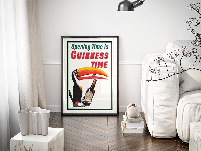 Puede incluir: P&oacute;ster enmarcado con un tuc&aacute;n sosteniendo una botella de Guinness. El p&oacute;ster tiene el texto "Opening Time is Guinness Time" en rojo y verde. El tuc&aacute;n tiene un gran pico amarillo y naranja. El p&oacute;ster est&aacute; en un marco negro.