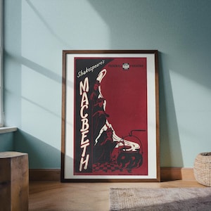Puede incluir: Un póster vertical enmarcado con fondo rojo oscuro y el texto Shakespeare's MACBETH en blanco. El gráfico muestra tres figuras silueteadas sobre un caldero negro humeante en un suelo de damero, con el texto Federal Theatre WPA incluido.