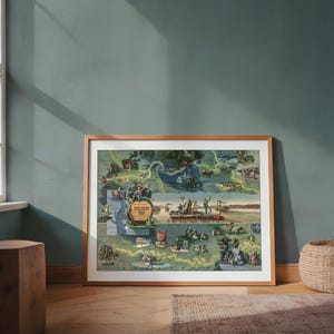 Pode incluir: Uma impressão de mapa emoldurada de estilo vintage intitulada Huckleberry Finn, apresentando uma ilustração central de uma personagem sentada num barril, rodeada por várias cenas de barcos fluviais, pessoas e paisagens em tons suaves de verde, castanho e azul.