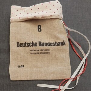 Upcycling Deutsche Bundesbank, borsa per soldi, pois rossi su tessuto color sabbia, personalizzata, borsa regalo look vintage.