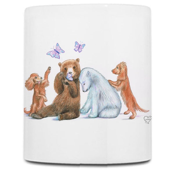 Brauner Schmuse Bär, mit schmusenden Schmetterlingen, mit süssen Eisbärchen , kleinen schmusenden Hündchen, Personalisiert auf einer Tasse