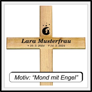 May include: A wooden cross with a black silhouette of a crescent moon and a small angel inside the moon. The cross has the text "Lara Musterfrau" with dates "10. 3. 2024 + 14. 3. 2024" below the image. The text "Motiv: "Mond mit Engel"" is on a separate black rectangle below the cross.