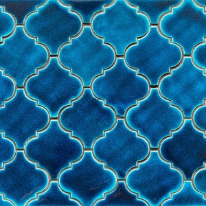 Keramik Mosaikfliesen für Küchenrückwand oder Badezimmerwand - Handgefertigte Arabeskenform in Azurblauer Farbe - 1 m2
