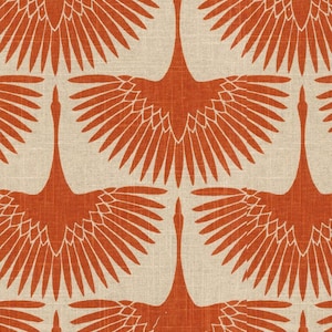 Op de afbeelding: Een herhalend patroon met gestileerde oranje kraanvogels met uitgespreide vleugels tegen een neutrale beige achtergrond. Het ontwerp heeft een vintage of retro esthetiek, geschikt voor stof of behang.
