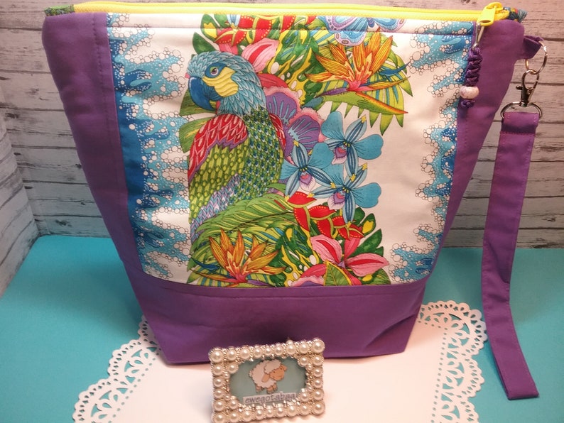 PARADISE FALLS M size project bag,needle keepers,zipper,WIPS,knitting,crochet,gift,shawl size,easy to carry,wrist strap,yarn bag,chameleon image 3