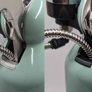 Pode incluir: Close-up de uma torneira prateada e uma mangueira flex&iacute;vel conectada a um dispensador de &aacute;gua azul claro. A mangueira &eacute; conectada ao dispensador atrav&eacute;s de um conector de pl&aacute;stico preto.