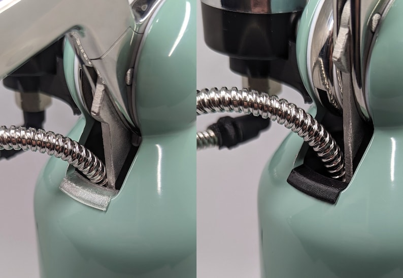 Pode incluir: Close-up de uma torneira prateada e uma mangueira flex&iacute;vel conectada a um dispensador de &aacute;gua azul claro. A mangueira &eacute; conectada ao dispensador atrav&eacute;s de um conector de pl&aacute;stico preto.