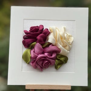 Luxe verjaardagskaart met rozen Handborduurkunst 4e verjaardag Cadeau voor haar Handgemaakte kaart Lint borduurkaart Moeder verjaardag