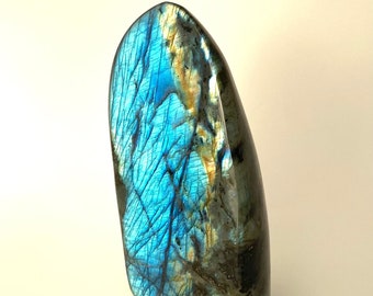 Large luminous blue Labradorite to pose extra quality