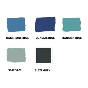 K&ouml;nnte beinhalten: F&uuml;nf Farbmuster in Blau-, T&uuml;rkis- und Graut&ouml;nen werden auf wei&szlig;em Hintergrund angezeigt. Die Farben sind beschriftet: Hamptons Blue, Coastal Blue, Bahama Blue, Seafoam und Slate Grey. Die Farbmuster haben eine strukturierte Optik.